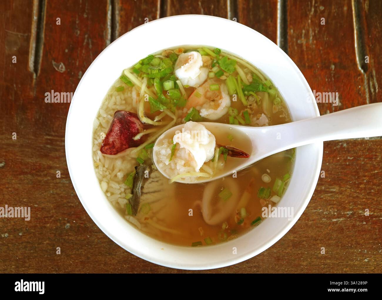 Una ciotola di delizioso porridge di riso di pesce in stile cinese Foto Stock