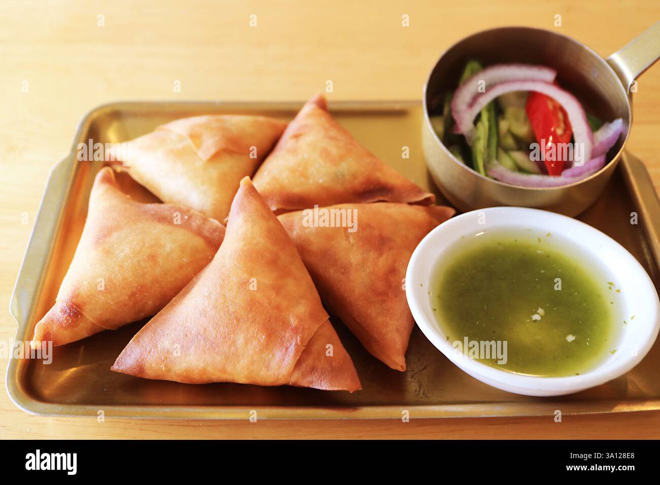 Deliziosa Samosa, pasticceria triangolare fritta servita con chutney Foto Stock