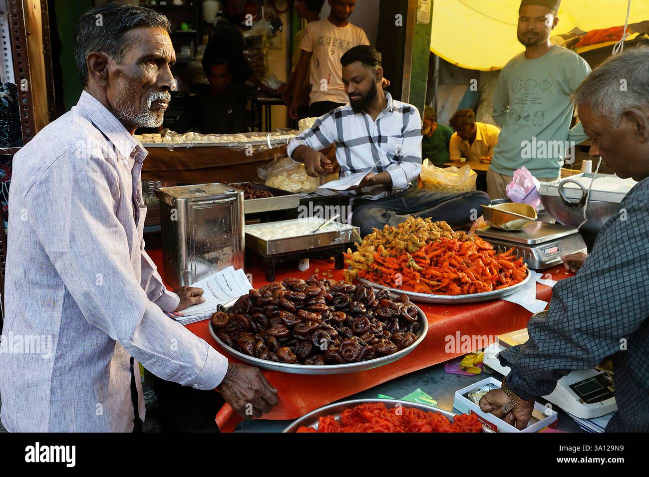 Stand di snack e dolci a Jabalpur, Madhya Pradesh, India Foto Stock