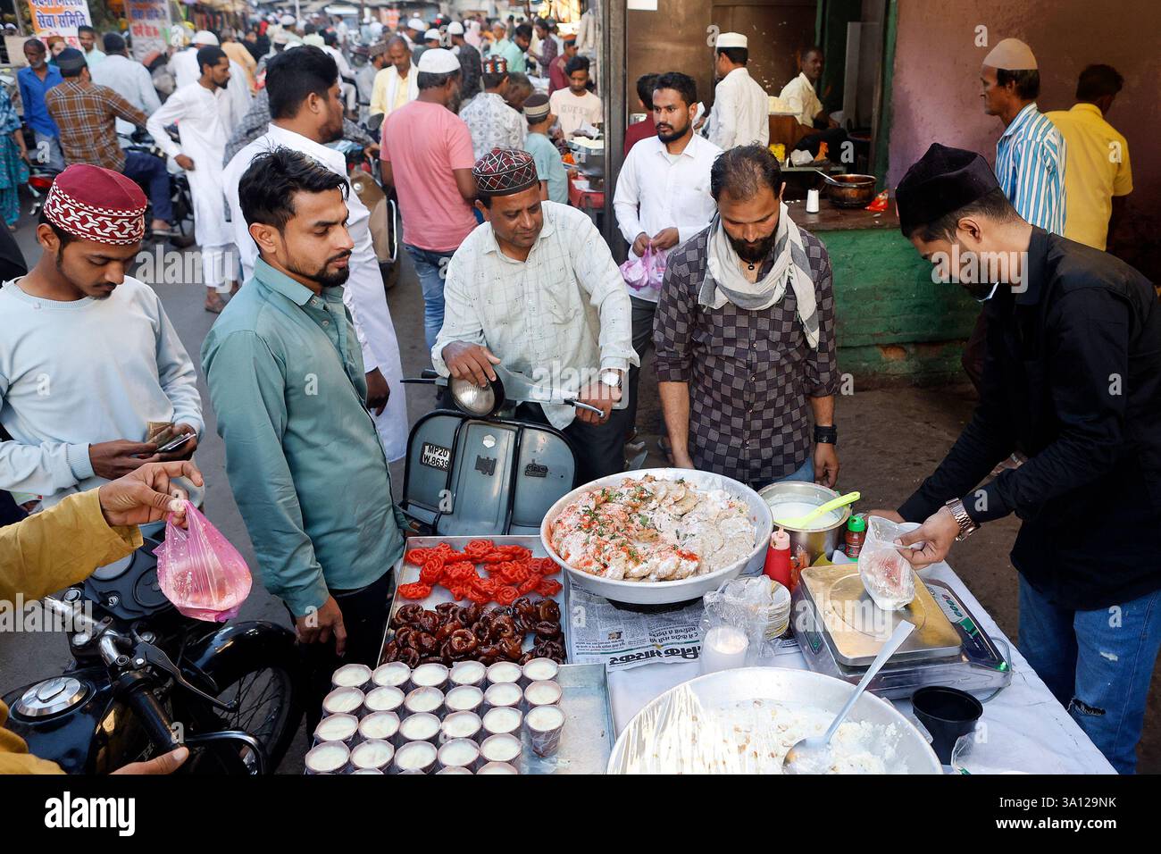 Stand di snack e dolci a Jabalpur, Madhya Pradesh, India Foto Stock