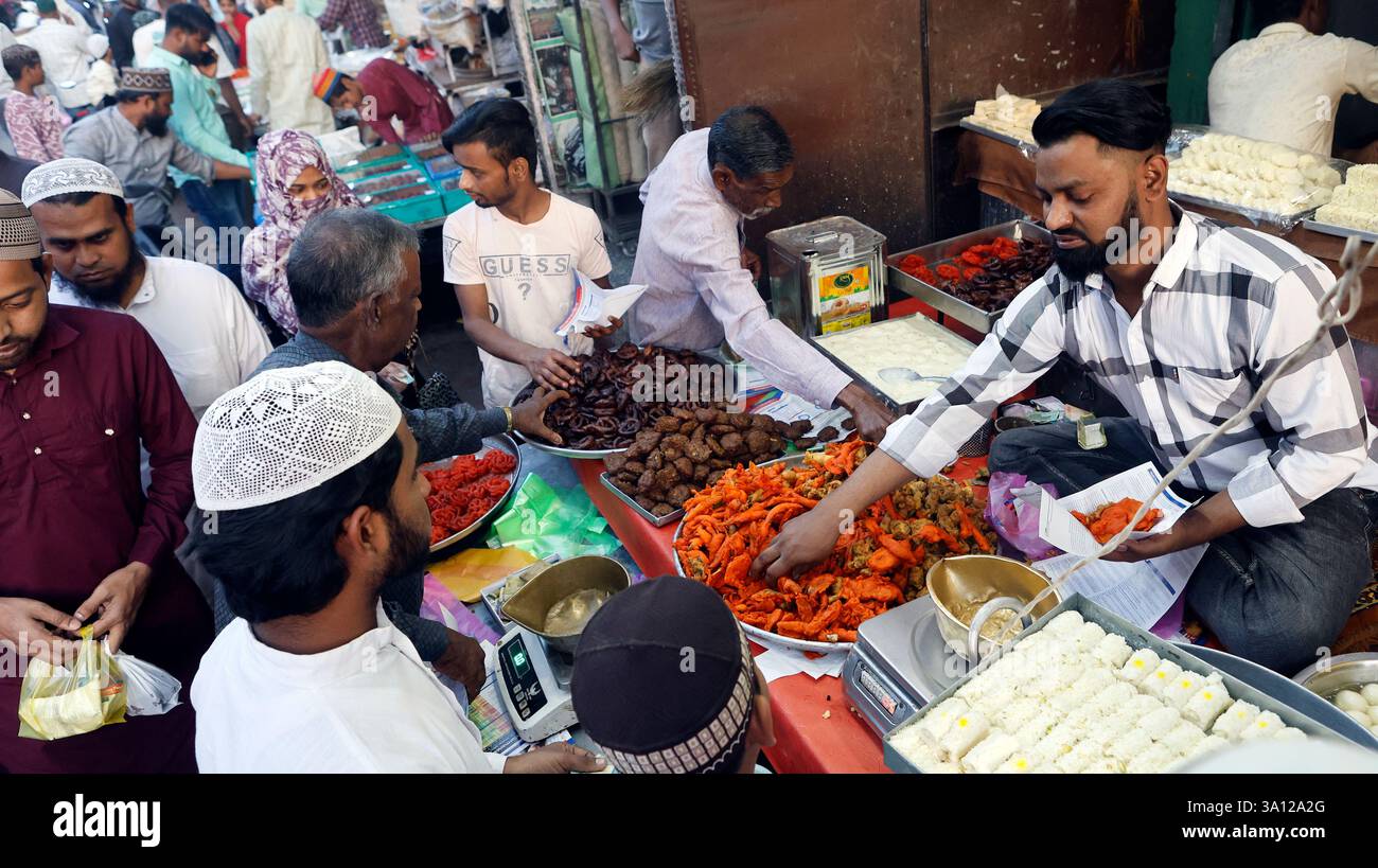 Stand di snack e dolci a Jabalpur, Madhya Pradesh, India Foto Stock
