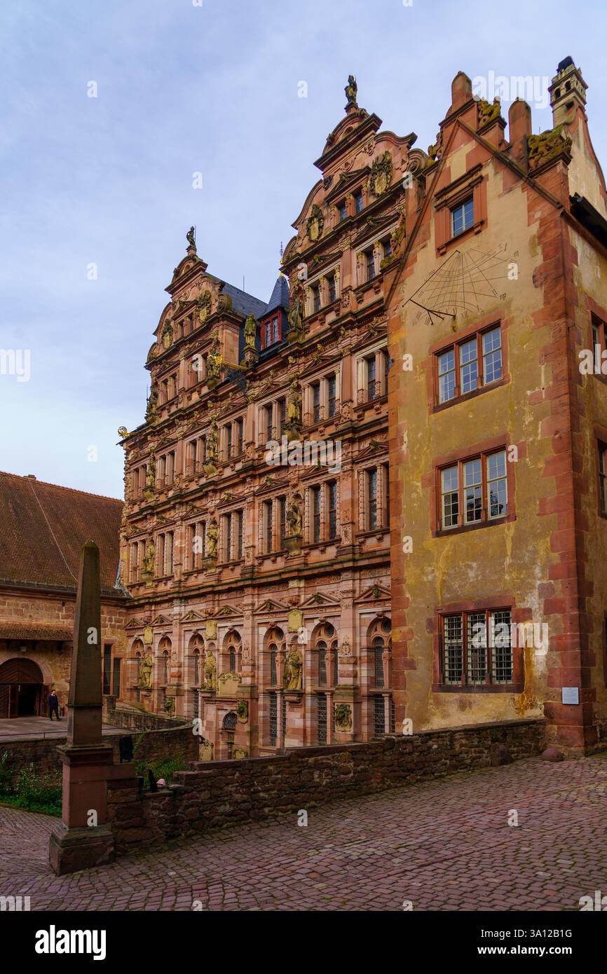 Heidelberg, Germania - 13 ottobre 2024: Veduta del castello di Heidelberg, a Heidelberg, Baden-Wurttemberg, Germania Foto Stock