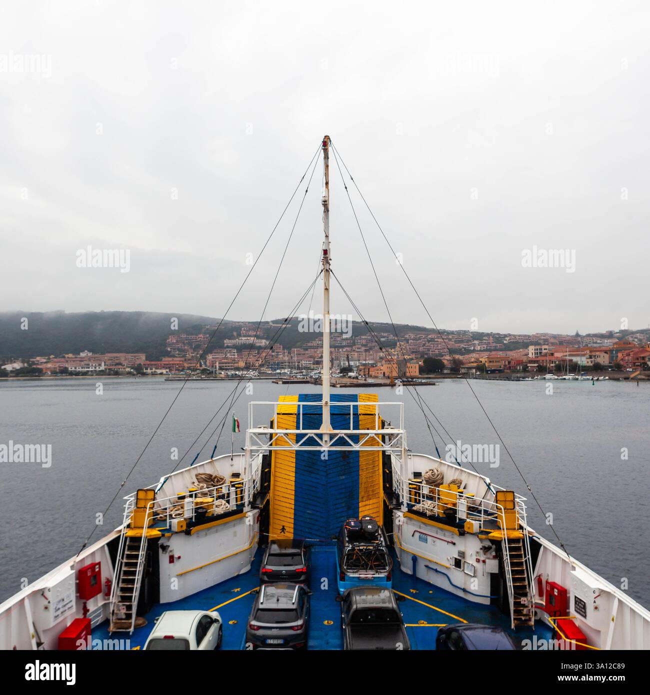 Palau, Italia - 16 ottobre 2024: Vista della città di Palau in Sardegna dal traghetto la Maddalena in un giorno di pioggia. Foto Stock