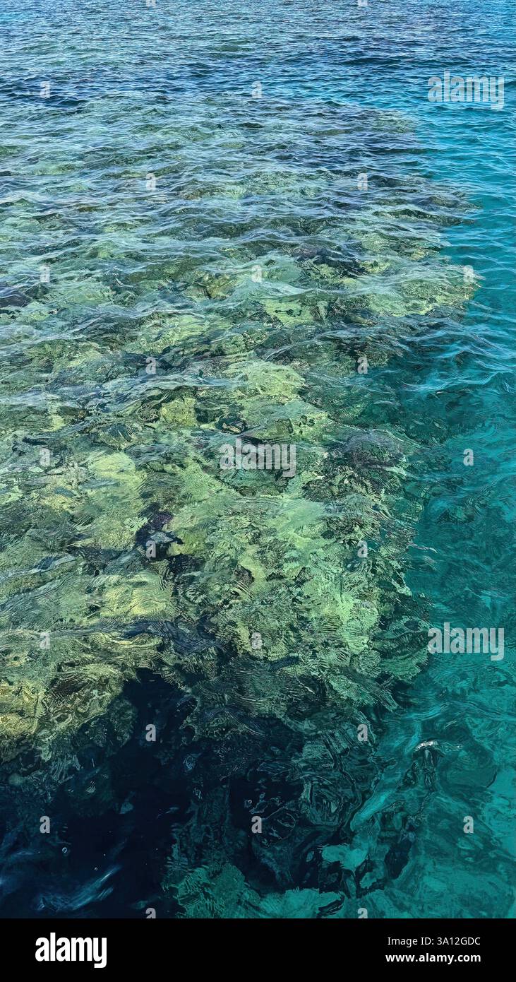 Sfondo, vista dall'alto del Mar Rosso con onde luminose e una barriera corallina Foto Stock