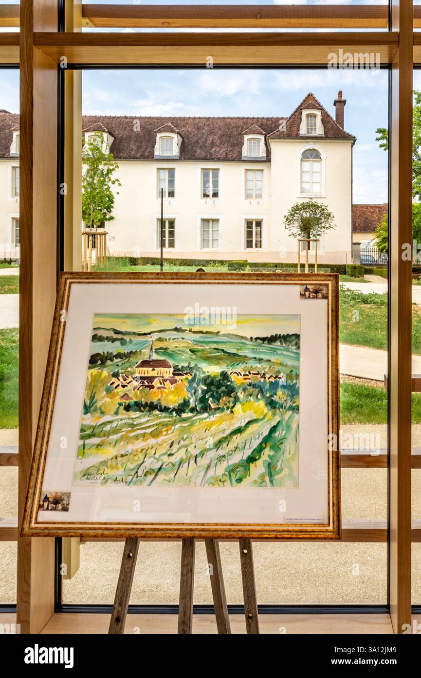 Francia, Yonne (89), Chablis, Hôtel Gras, Bureau Interprofessionnel des Vins de Bourgogne (BIVB) visto attraverso le finestre della Cité des climats et vins, un dipinto dell'artista Bob CHATELAIN in primo piano Foto Stock