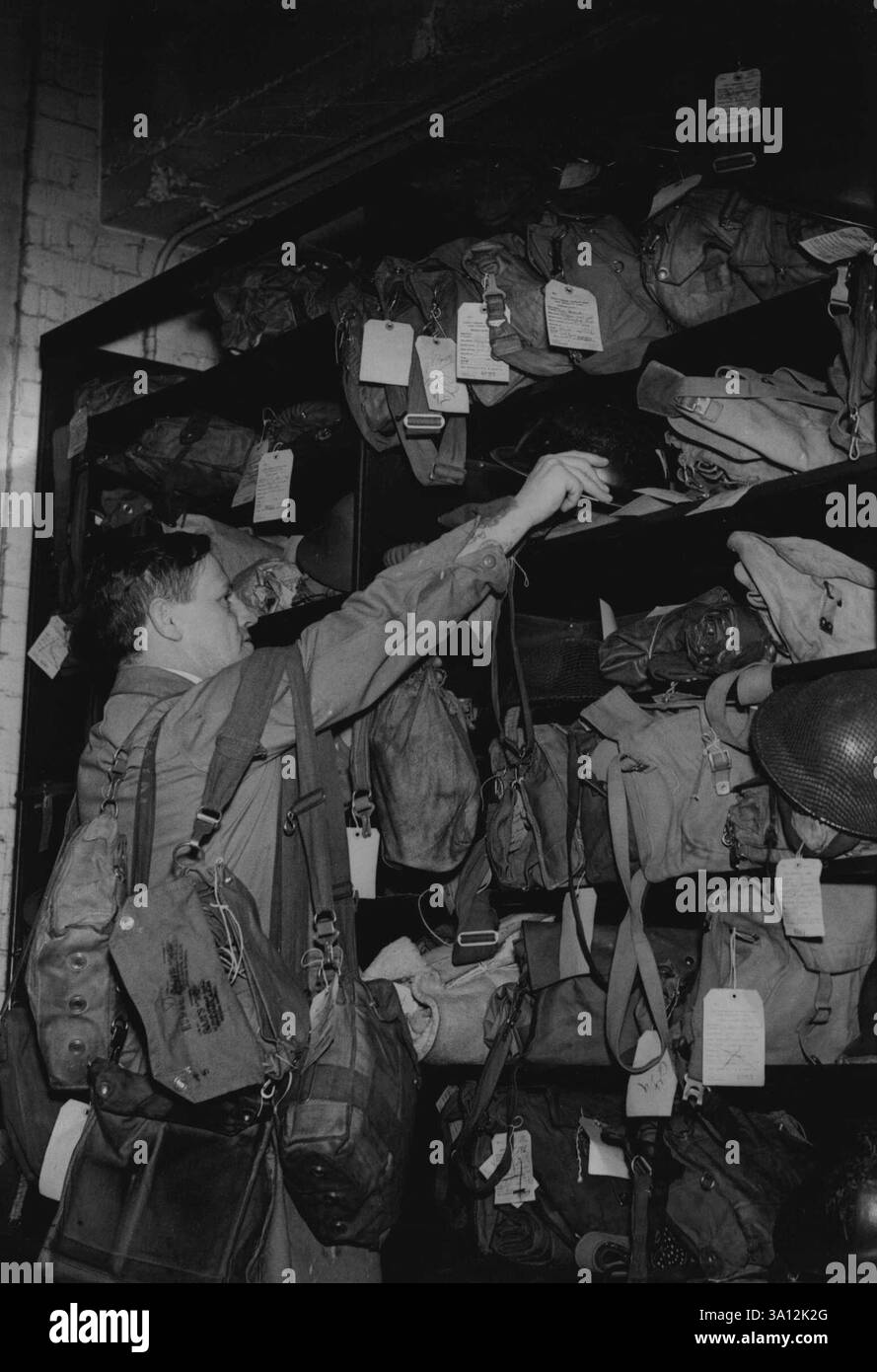 "Indizi" per gli Alleati - scaffali caricati presso l'ufficio Lost Property dei London Transport, con un gran numero di articoli di servizio in vista. Sulla London Transport Vehicles 'i reperti non sono oggetti' e gli affollati scaffali dell'ufficio immobiliare L.P.T.B. Lost sono un tributo all'onestà dei londinesi, come indica la straordinaria collezione di oggi. Un visitatore non avrebbe difficoltà a nominare i paesi che compongono gli Alleati, poiché gli scaffali sono rivestiti di lattine e altri articoli di uniforme, per non parlare di fucili, baionette, caschi d'acciaio e maschere antigas un servizio e civile. 11 settembre 1941. (Foto Foto Stock