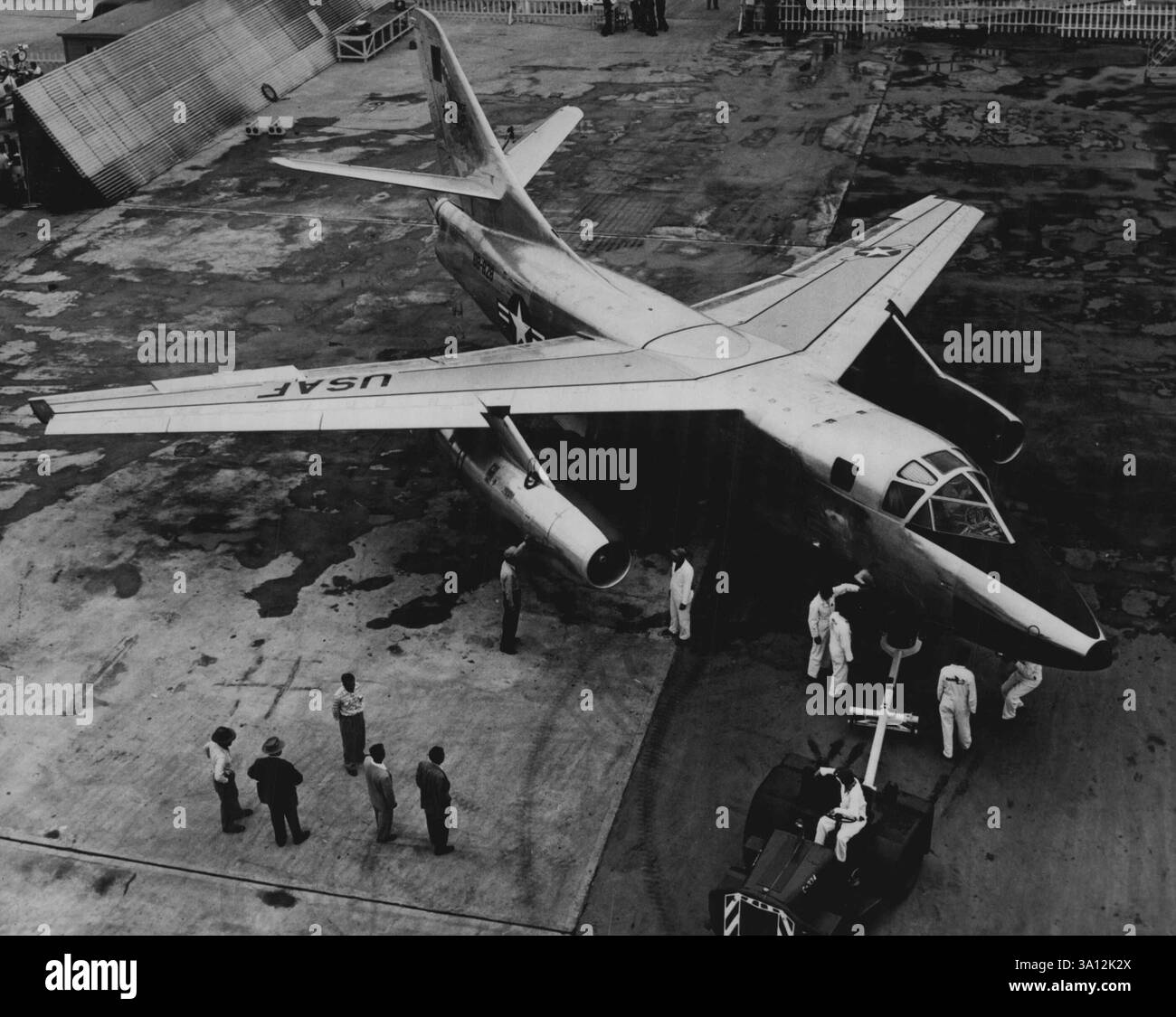 Un nuovo bombardiere da ricognizione rapido e versatile è stato aggiunto all'arsenale di difesa nazionale oggi con il primo volo del bimotore RB-66A, costruito per la United States Air Force dalla Douglas Aircraft Company, Inc Il completamento del test hop fu annunciato congiuntamente dall'Air Force e dalla Douglas. Ai comandi del bombardiere da ricognizione ad ala aperta, sviluppato per il Tactical Air Command dalla Douglas Long Beach Division, c'era George R. Jansen, pilota collaudatore. Era accompagnato dall'ingegnere di volo Robert Lafey. 1° settembre 1954. (Foto di Douglas Aircraft Company, Inc.). Foto Stock