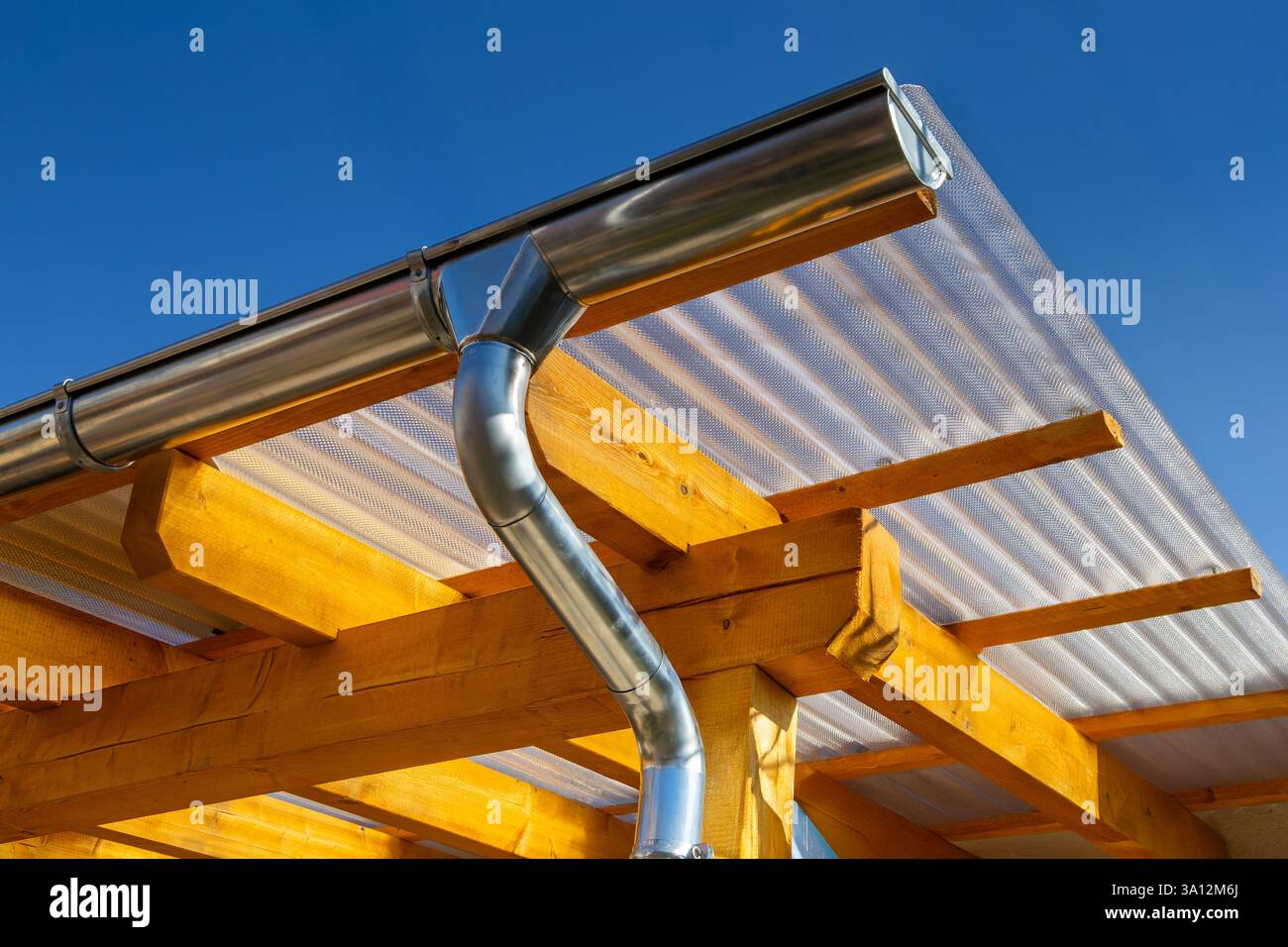 Nuovo tetto del patio con lenzuola ondulate in legno e vetro acrilico Foto Stock