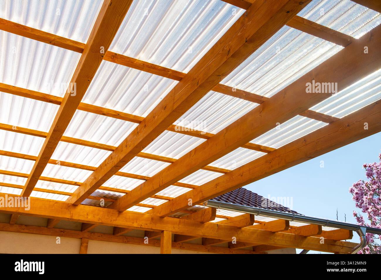 Nuovo tetto del patio con lenzuola ondulate in legno e vetro acrilico Foto Stock