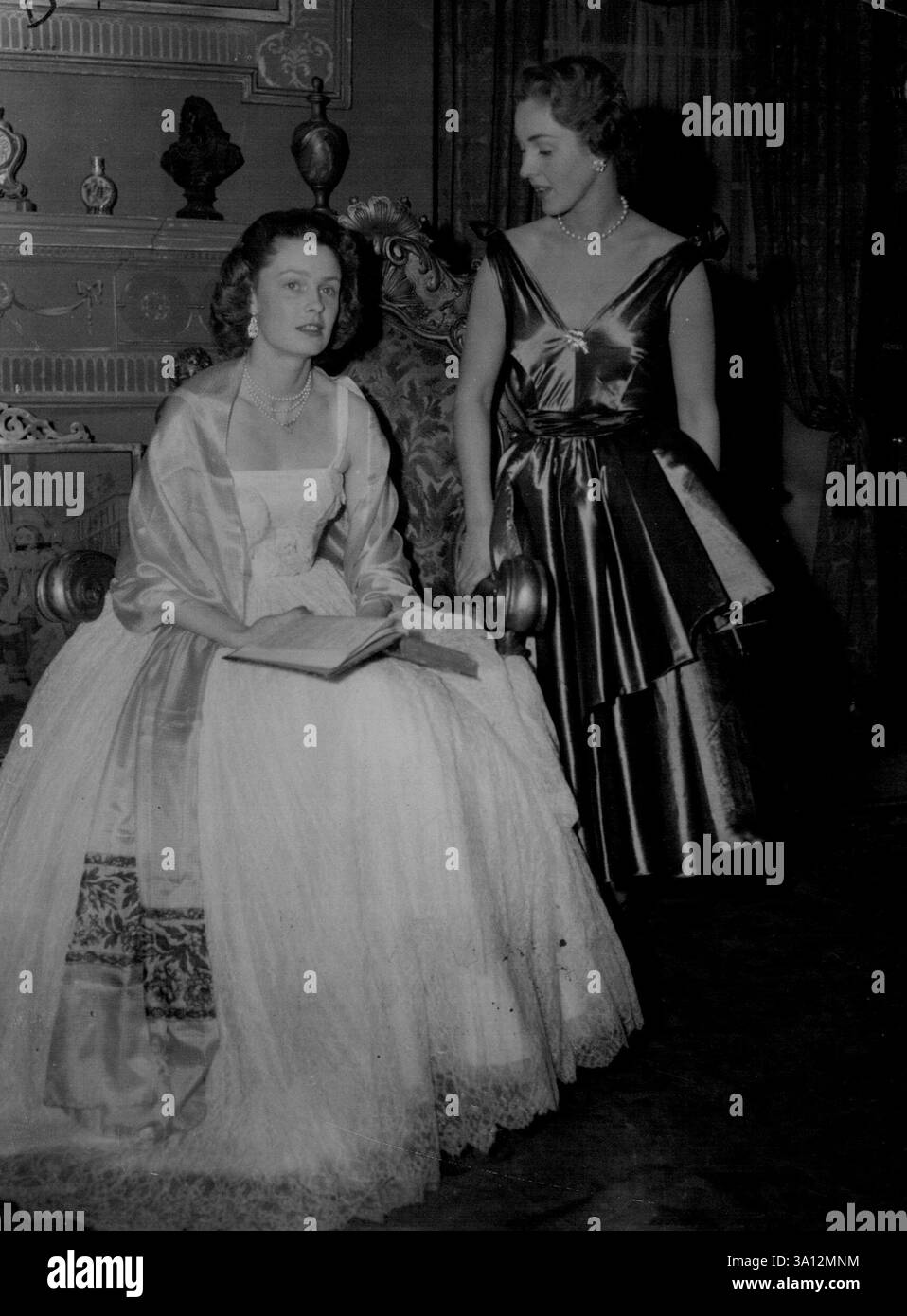 Duchessa televisiva -- due dei telespettatori dal titolo Performers, si riuniscono ieri al lime Grove, studi di Londra, 3 febbraio, per discutere i loro ruoli nello spettacolo "abbastanza contrario" in cui la duchessa di Rutland (a sinistra) è stata presentata ieri sera dalla viscontessa Catherine Boyle (a destra) come "Television's Outstanding British Beauty" nello spettacolo la duchessa ha posato in un vestito di 60 metri di pizzi e fili mentre l'orchestra interpretava "Lovely Lady". Lady Boyle è un'interprete regolare nel gioco "The Name's the Same". Prima del suo matrimonio, la duchessa lavorava come manichino e veniva descritta come tale Foto Stock