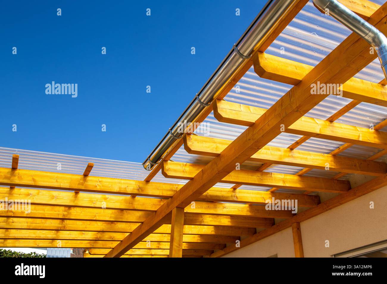 Nuovo tetto del patio con lenzuola ondulate in legno e vetro acrilico Foto Stock