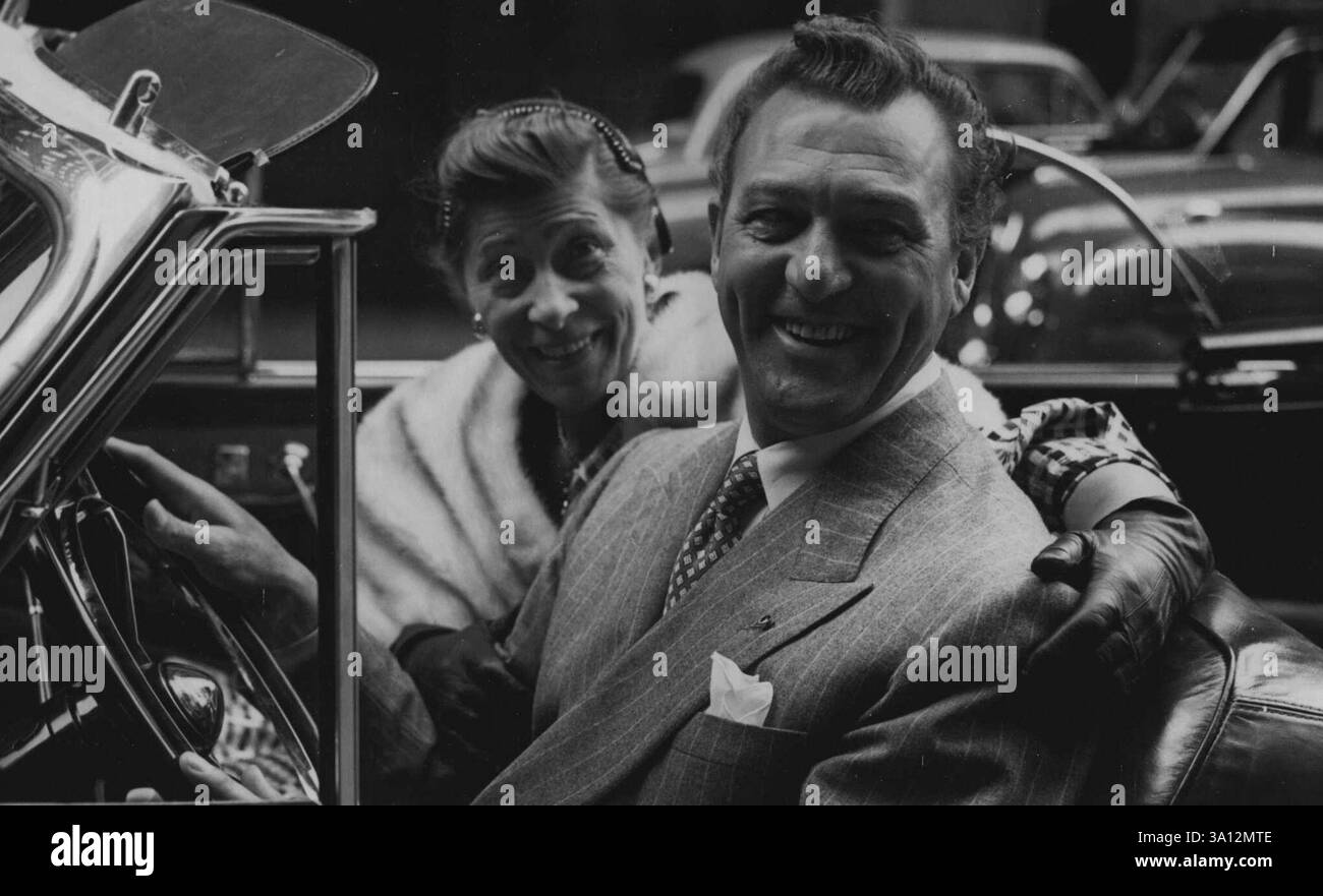 Cuore pulsante della foto degli anni Venti a oggi di Carl Brisson con sua moglie. Nonno cuore-Gola. Ora so come hanno fatto a infliggere quei flappers degli anni Venti che si sono adagiati sul cuore del tempo. L'attore danese Carl Brisson. commenta una collega donna. Al giorno alle 56. Suocero di Rosalind Russell. e un nonno. Il signor Brisson ha lo stesso fascino esuberante e romantico. È a Londra per tre settimane di cabaret al Cafe de Paris da lunedì prossimo. 3 settembre 1952. Foto Stock