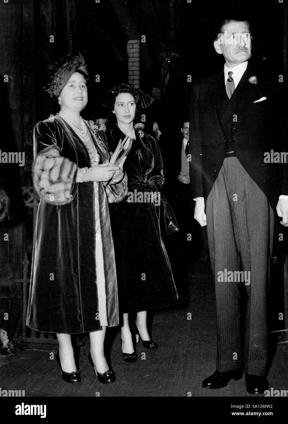 La Regina e la Principessa Margaret arrivano per la cerimonia di nozze. Matrimonio della signorina Mary Bowes-Lyon con Lieut. Timothy Colman nella chiesa di San Bartolomeo il grande a Smithfield. 10 novembre 1951. (Foto di Daily mail Contract Picture) Foto Stock