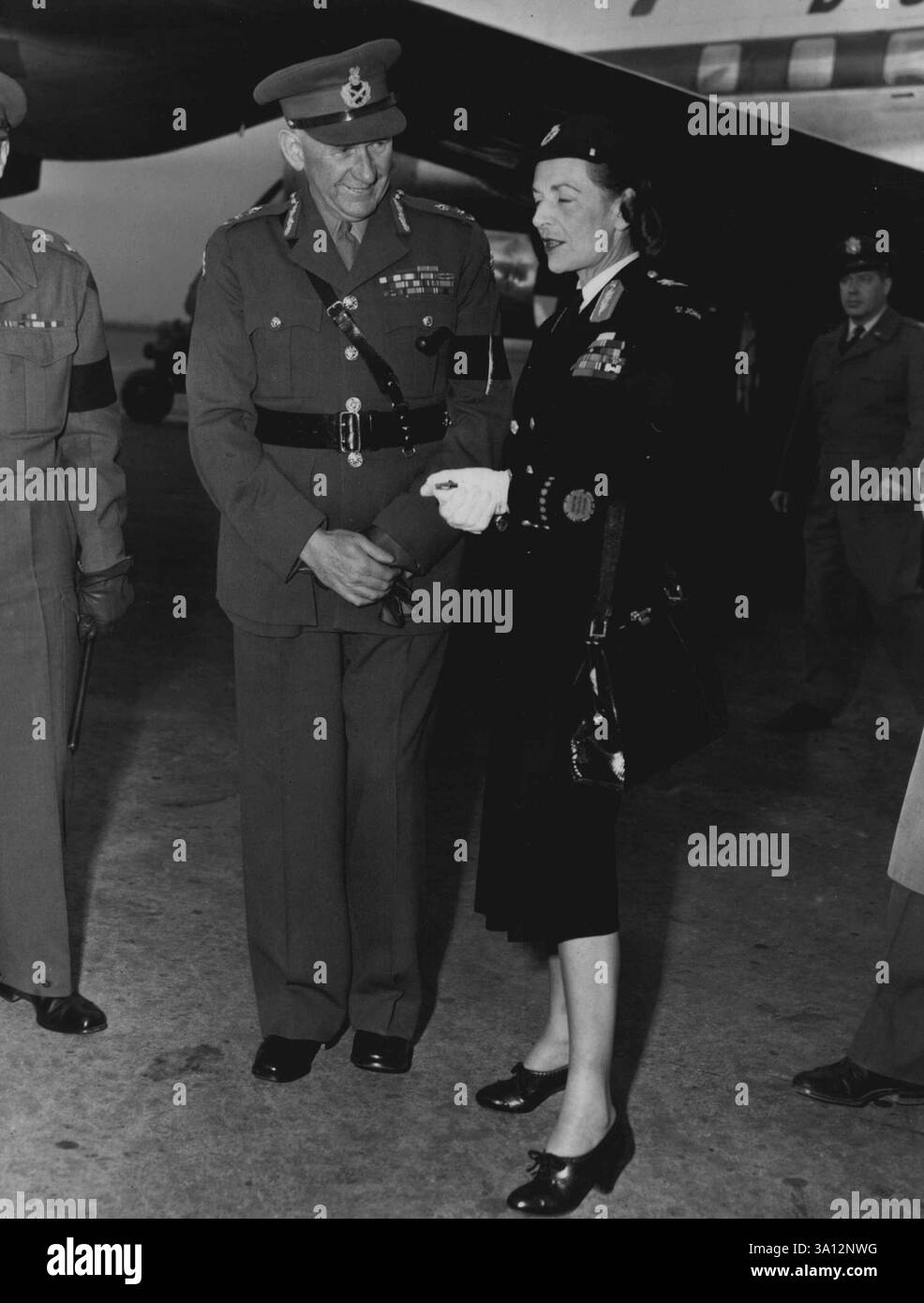 Durante l'ispezione TourCountess Mountbatten, moglie di Vice. Earl Mountbatten, viene accolto all'arrivo all'aeroporto di Haneda, Tokyo (13 marzo) dal tenente generale W. Bridgeford, C in C delle forze del Commonwealth britannico in Giappone e Corea. La Contess Mountbatten è presidente della St. Johns Ambulance Brigade e partecipa a un tour delle strutture mediche britanniche e della Croce Rossa in Giappone e Corea. 16 marzo 1952. (Foto di Associated Press) Foto Stock