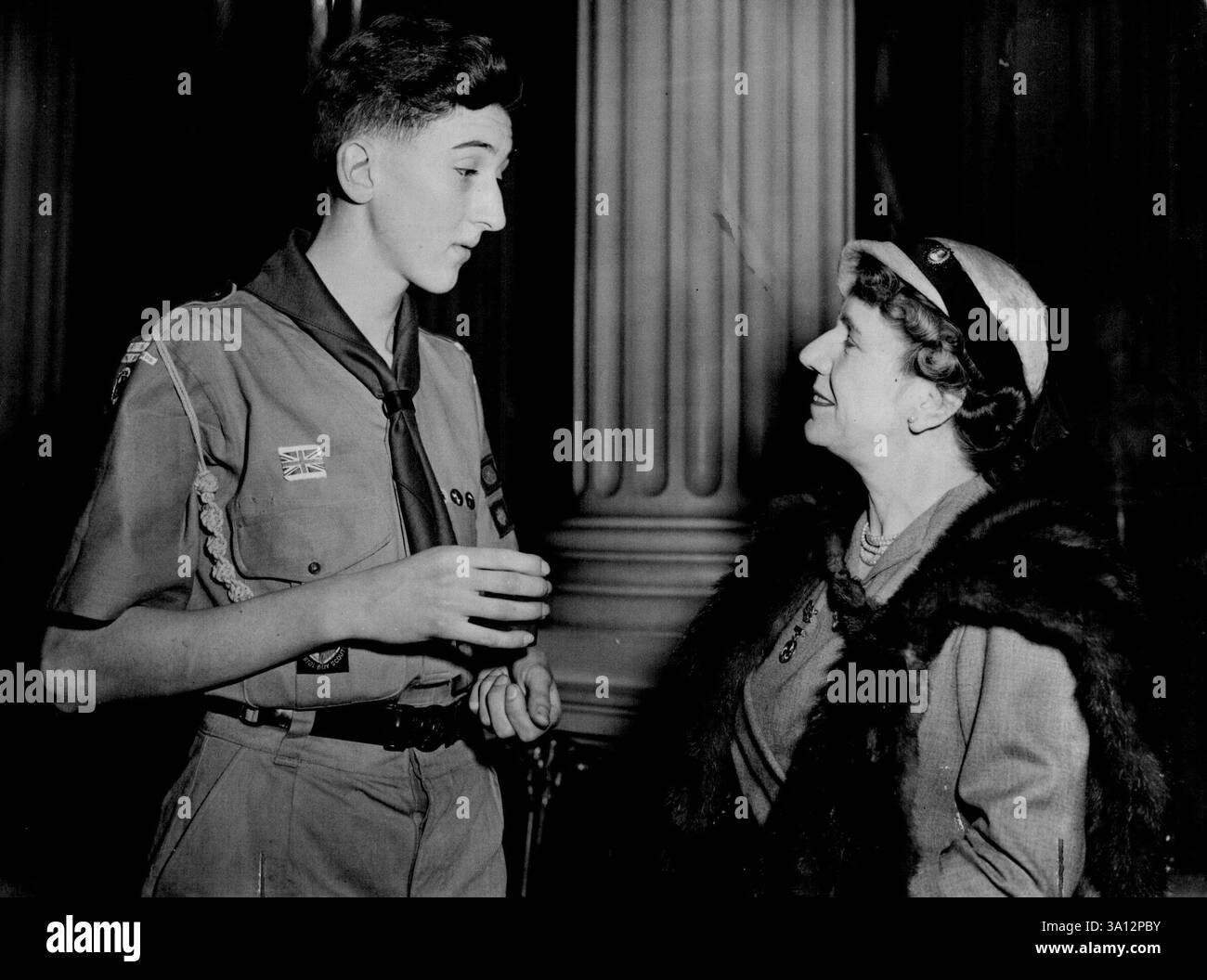 Gli scout australiani chiamano il sindaco Peter Clark. 16 anni di Bristol, che, a 6 piedi. 3 poll.. È il membro più alto e più giovane del partito, con Lady Mayeress alla Mansion House, Londra oggi (lunedì). Dieci scout della Regina che sono stati scelti per rappresentare la Gran Bretagna al Pan-Pacifico ***** , Tenuto nei pressi di Sydney, in Australia, il mese prossimo sono stati ricevuti dal sindaco di Londra (Sir Leslie Boyce) alla Mansion House oggi (martedì). Il membro più giovane e più alto del contingente britannico di esploratori che sarà un t il Pan Pacific Jamboree vicino a parramatta nel nuovo anno. Lui è Peter Clarke. Foto Stock