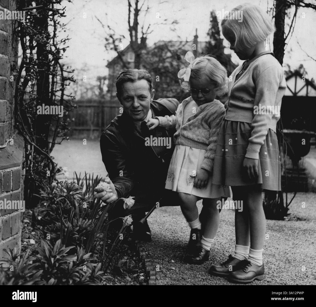 Edgar Britt il padre : con marcia, 3 1/2, e Ann, 6. Joan (9) e Iris (14) sono via a scuola. Edger Britt con le sue due figlie più giovani, marcia e Ann. Questa foto è stata scattata tre anni fa, sullo sfondo invernale inglese che il fantino non ama così intensamente. 1° maggio 1949. Foto Stock