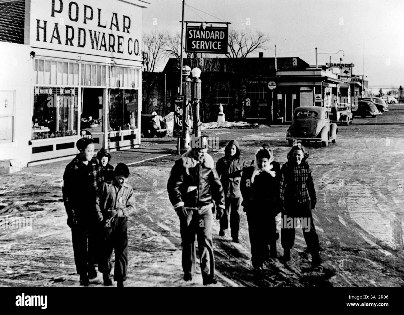 American Air Ace in congedo -- il capitano Richard I. Bong, pilota di combattimento dell'esercito americano che abbatté 27 aerei giapponesi in combattimento nel Pacifico sud-occidentale, si sposta lungo la strada principale della sua città natale, nello stato del Wisconsin, nel Midwest degli Stati Uniti. I bambini del vicinato, ai quali l'asso americano è diventato un idolo, camminano con lui volendo ascoltare le sue esperienze. Questa foto è stata scattata quando il volantino di 23 anni era a casa in congedo prima di stabilire il nuovo record americano per gli aerei distrutti in aria. 24 maggio 1944. Foto Stock
