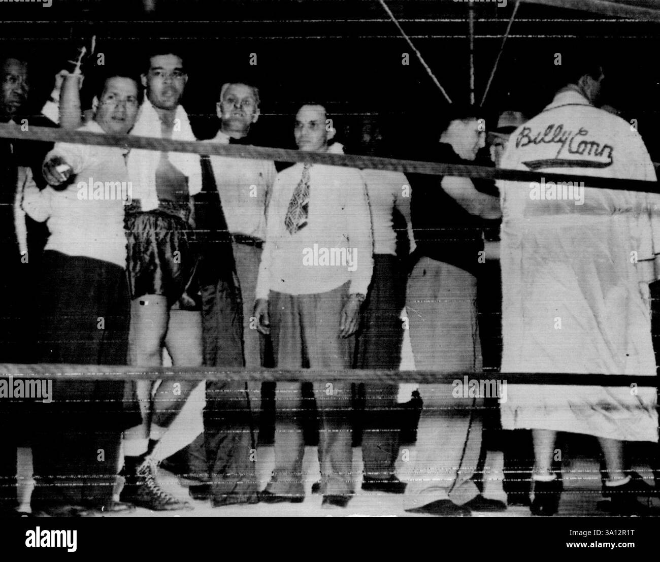 Joe Louis mantiene il suo TitleJoe Louis ha messo KO Billy Conn nell'ottavo. Round durante la lotta per il campionato a New York. Ancora il campione mondiale dei pesi massimi - Joe Louis (a sinistra) riconosce le cheeres dopo aver eliminato Billy Conn (a destra). 30 giugno 1946. (Foto di Sport & General Press Agency Limited). Foto Stock