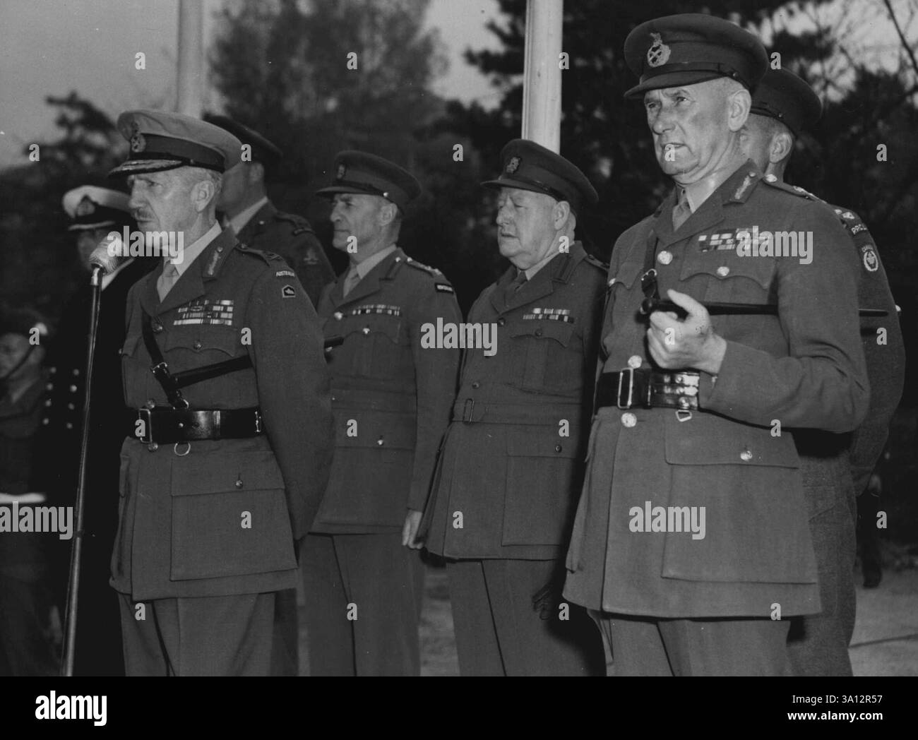 Il discorso di addio di C-im-C al britannico **** Il tenente generale del Giappone Sir Horaco Robertson a ***** Alle truppe del suo comando giapponese a ***** E' il suo successore, il tenente generale W. Bridgeford. ***** R.S. Park (nuova Zelanda) e Brigadiere ***** . 21 novembre 1951. Foto Stock