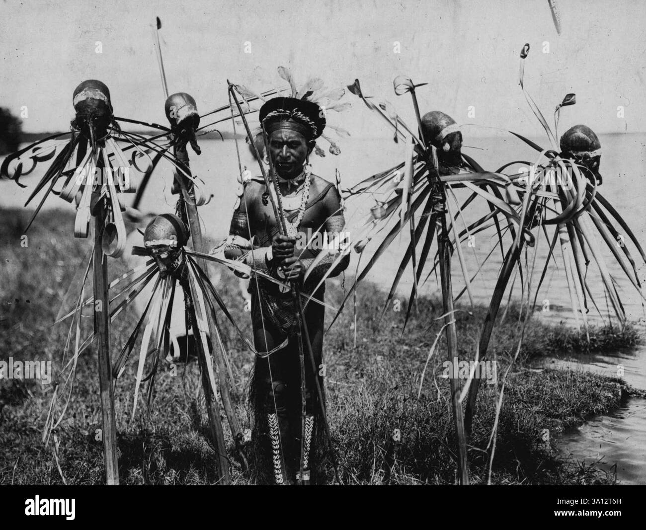 Goaribari Nights un Goaribari sfida i suoi trofei. 30 aprile 1938. Foto Stock