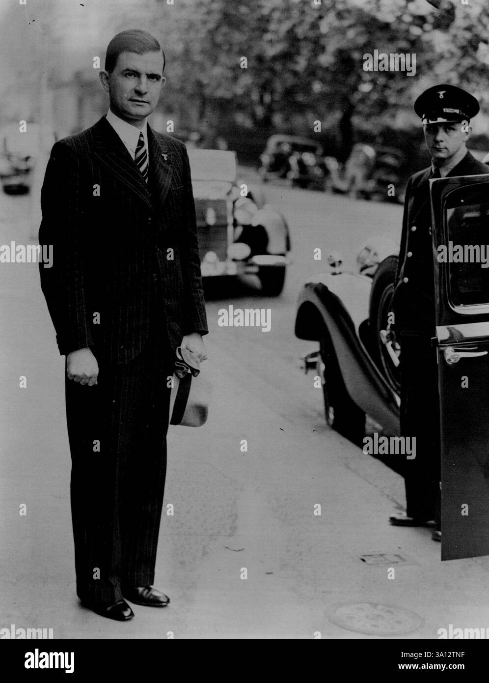 Il leader britannico dei nazisti stranieri visita il Ministero degli Esteri - Herr Ernst Bohle che lascia l'ambasciata tedesca per il Ministero degli Esteri questa mattina. Herr Ernst Bohle, leader britannico dell'Organizzazione degli Esteri del partito nazista, arrivato a Londra ieri in aereo, questa mattina ha visitato Sir Robert Vansitart, il Sottosegretario permanente di Stato per gli affari esteri. 1° ottobre 1937. (Foto di Keystone). Foto Stock