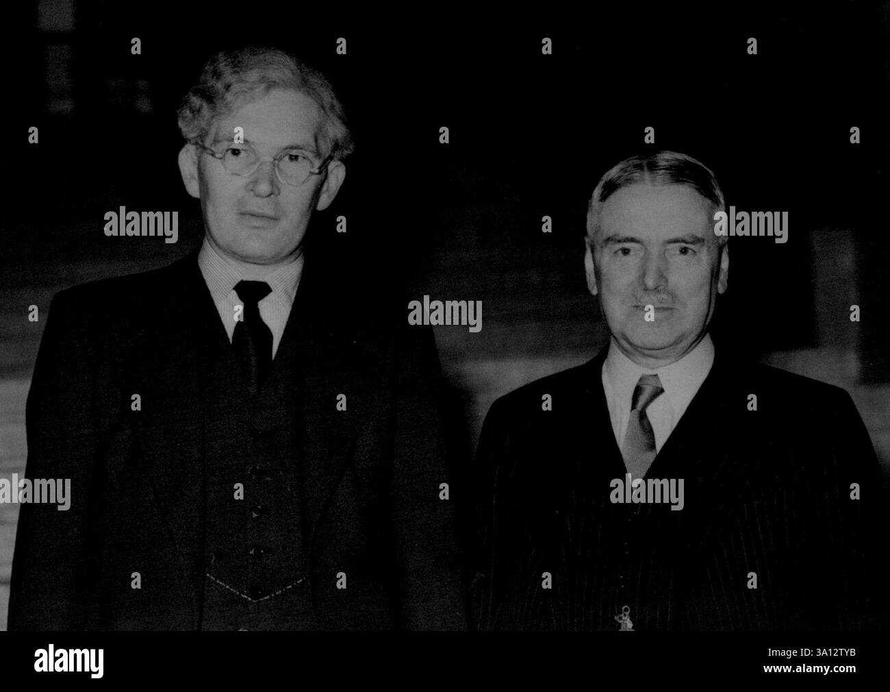 N.Z. Ministro a Londra per il Gabinetto agosto 1942 -- il Sig. Walter E. Nash (Ministro della nuova Zelanda) e il Sig. Brendan Bracken, hanno fotografato al Ministero dell'informazione dopo che il Sig. Nash aveva chiacchierato con gli uomini della stampa. Il signor Nash parteciperà alle riunioni del gabinetto di guerra durante il suo soggiorno a Londra. 31 luglio 1942. Foto Stock