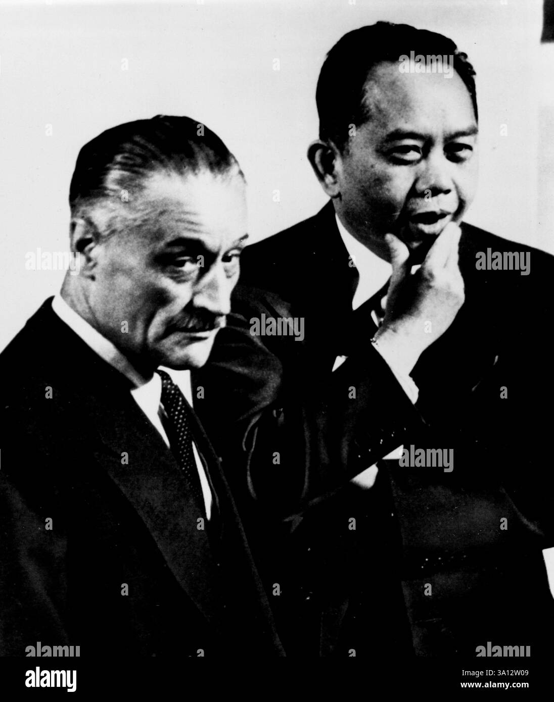 Quale dei due ha il problema - Henri Bonnet, (a sinistra) ambasciatore francese negli Stati Uniti e delegato alla conferenza di pace giapponese, e Carlos P. Romulo delle Filippine, sembrano avere qualcosa in mente mentre si trovano sul pavimento sotto il rostrum poco prima dell'apertura della sessione di oggi al Teatro dell'opera di San Francisco. 6 settembre 1951. (Foto di AP Wirephoto). Foto Stock