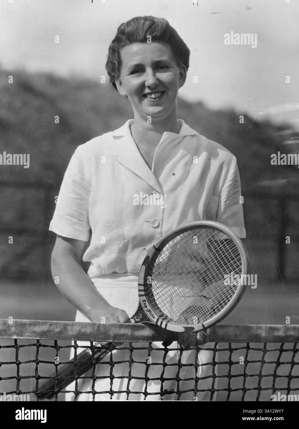 Mrs. Nancy BoltonQuesto giocatore ha vinto il titolo di tennis femminile australiano cinque volte. L'ALTA dovrebbe agire ora e invitare in Australia la prossima stagione almeno due campionesse di tennis femminili di altri paesi. Si parla molto di inviare una o due delle nostre principali giocatrici all'estero nel dim e lontano futuro per coprire l'errore DELL'ALTA nel non sponsorizzare la signora Nancy Bolton a Wimbledon quest'anno. 23 marzo 1946. Foto Stock
