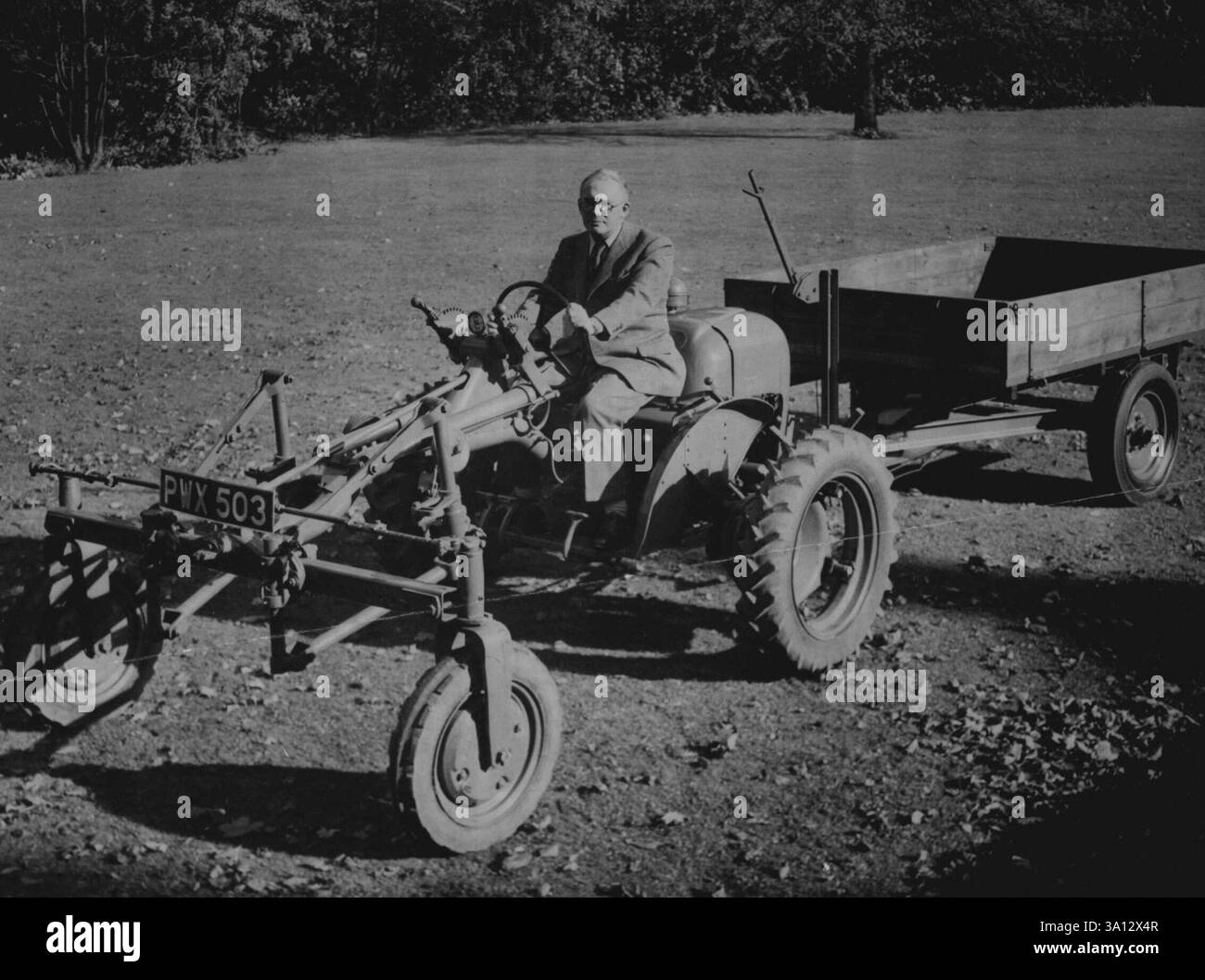 L'agricoltura vola Bedstead ***** Lavora per Fivepence. Rivoluzionario come Flying Bedstead è questo trattore agricolo del futuro, frutto di un'idea dell'industriale dello Yorkshire David Brown, al volante della macchina. Il trattore è in grado di svolgere un'ora di duro lavoro a un costo del carburante inferiore a quello di un veicolo. È dotato di un motore diesel a due cilindri, montato sul retro, di attrezzi montati su una barra porta attrezzi comune ed è il primo trattore al mondo a essere dotato di un ***** sistema di comando dell'attrezzo. La macchina viene visualizzata per la prima volta in per la prossima mostra smithfield in L Foto Stock