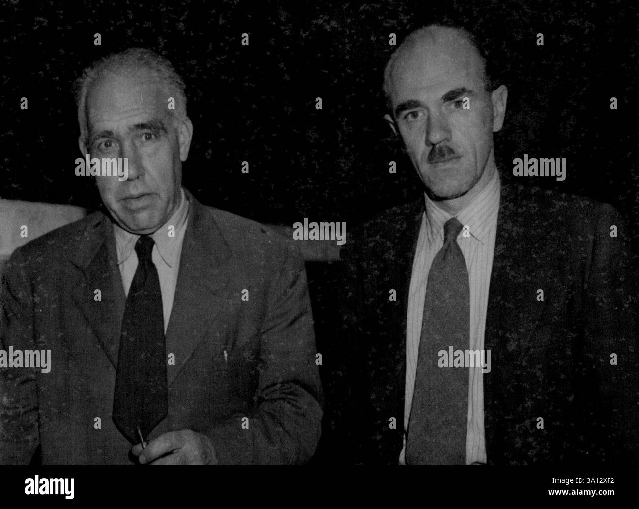 Professor Bohr a Londra: Il professor Niels Bohr (a sinistra) visto con M.W. Perrin, funzionario del Dipartimento di ricerca scientifica e industriale, è uscito per la sua passeggiata a Londra oggi 7 agosto. Il professor Niels Bohr, il più grande scienziato danese, ha dato un grande contributo alla perfezione della bomba atomica. Fuggì dai nazisti nel 1943 e in seguito fece un viaggio negli Stati Uniti. Nel 1922 è stato insignito del Premio Nobel per la fisica. 4 settembre 1945. Foto Stock