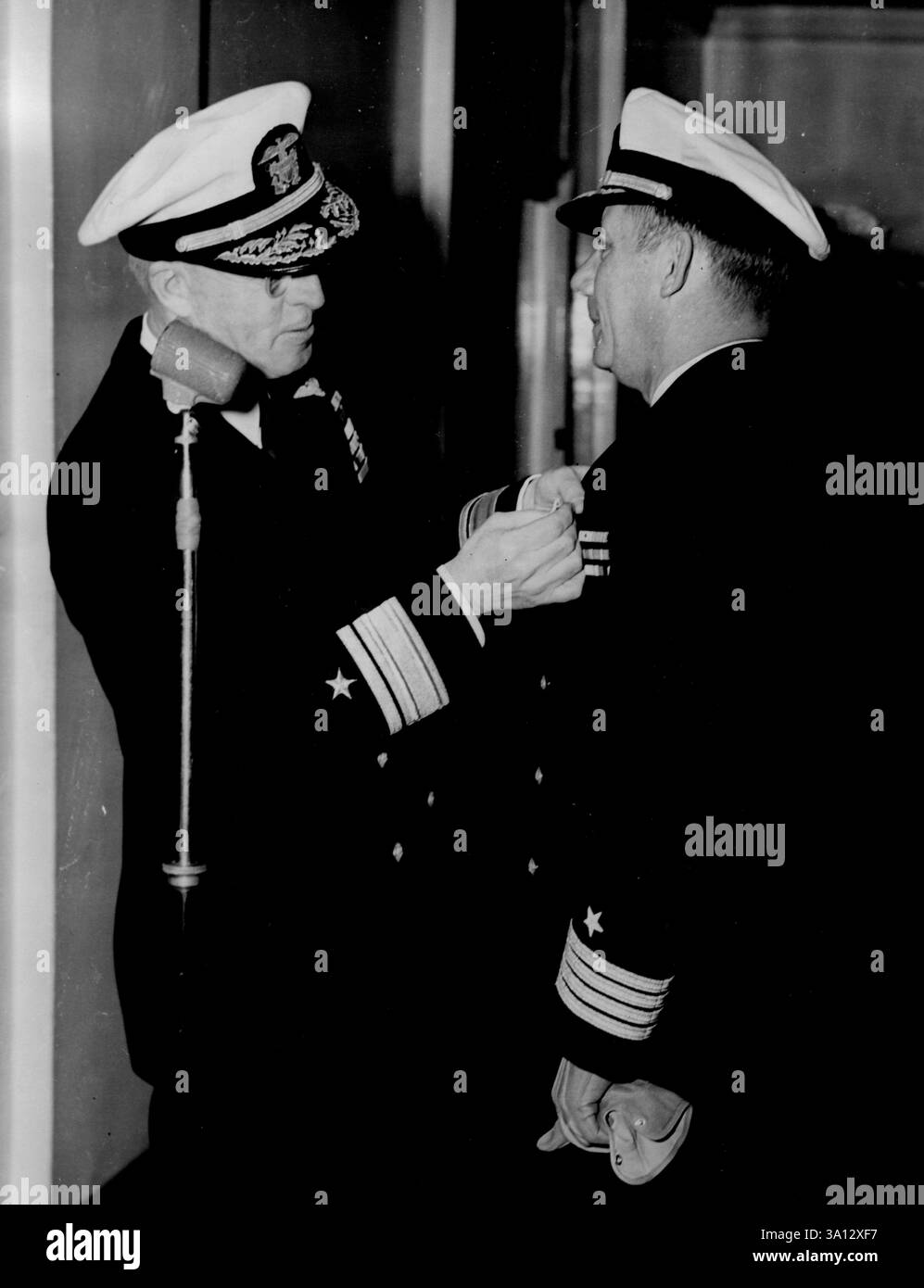 Il capitano della Marina degli Stati Uniti riceve la Korea Medal a Londra -- la prima presentazione in Inghilterra di una medaglia d'azione coreana ad un uomo della Marina americana è stata fatta presso il quartier generale della Marina degli Stati Uniti, Grosvenor Square, Londra, oggi (venerdì) al capitano Claude. A. Dillavou. La Marina degli Stati Uniti di Jefferson, Iowa, che è raffigurato (a destra) che riceve la decorazione - la Legion of Merit - dal contrammiraglio Walter F. Boone, comandante della Marina degli Stati Uniti, U.S. Naval Forces Eastern Atlantic la medaglia è stata assegnata al capitano ***** Servizio eccezionalmente meritevole come comandante del task Group e di un cacciatorpediniere Squadron nelle operazioni al largo del Nord- Foto Stock Il capitano della Marina degli Stati Uniti riceve la Korea Medal a Londra -- la prima presentazione in Inghilterra di una medaglia d'azione coreana ad un uomo della Marina americana è stata fatta presso il quartier generale della Marina degli Stati Uniti, Grosvenor Square, Londra, oggi (venerdì) al capitano Claude. A. Dillavou. La Marina degli Stati Uniti di Jefferson, Iowa, che è raffigurato (a destra) che riceve la decorazione - la Legion of Merit - dal contrammiraglio Walter F. Boone, comandante della Marina degli Stati Uniti, U.S. Naval Forces Eastern Atlantic la medaglia è stata assegnata al capitano ***** Servizio eccezionalmente meritevole come comandante del task Group e di un cacciatorpediniere Squadron nelle operazioni al largo del Nord- Foto Stock