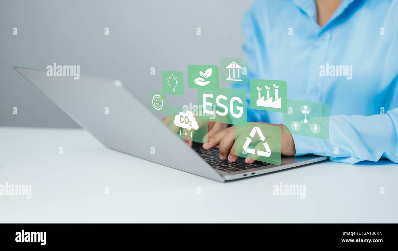 ESG Environmental Social governance investment business concept, uomo d'affari che utilizza un laptop per analizzare ESG sullo schermo nella strategia di investimento aziendale con Foto Stock