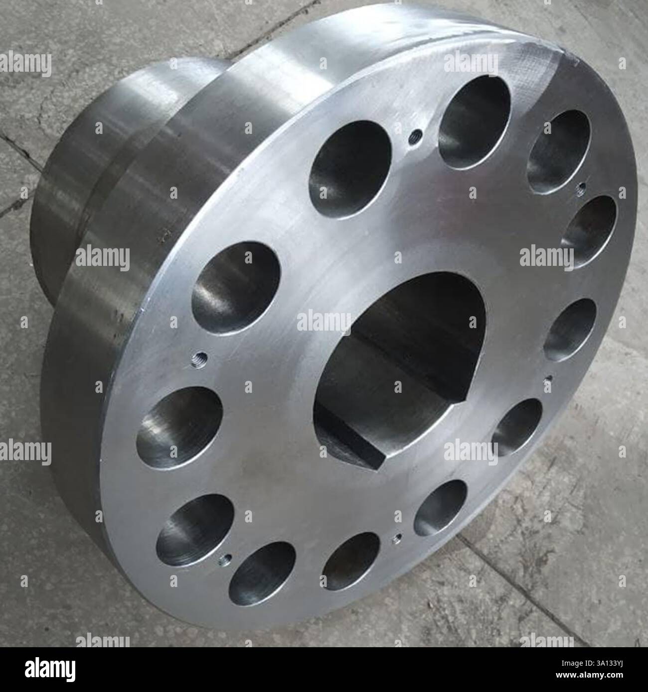 Semigiunto in acciaio. In officina. Prodotti finiti Foto Stock