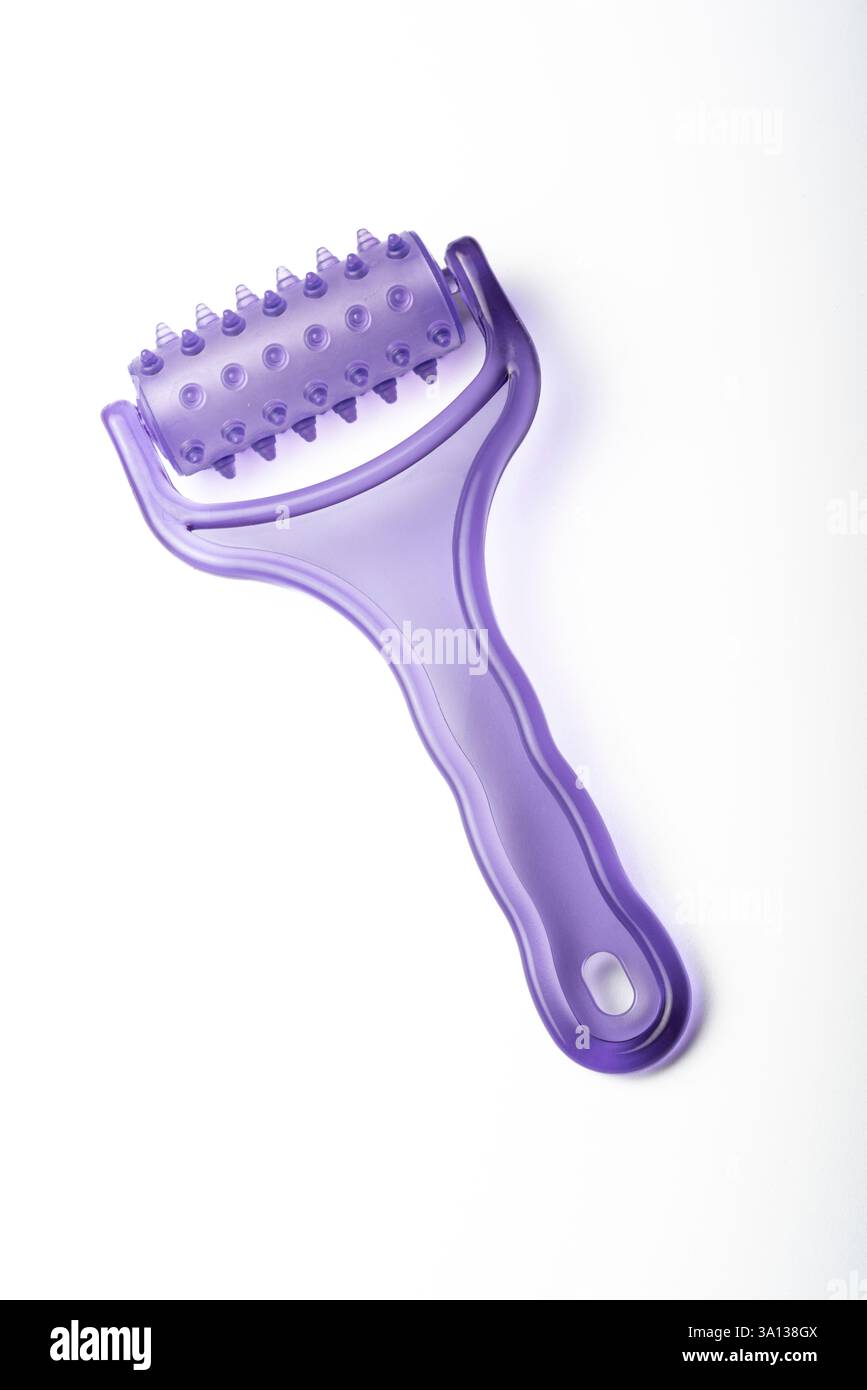 Rullo massaggiante viola isolato su sfondo bianco Foto Stock