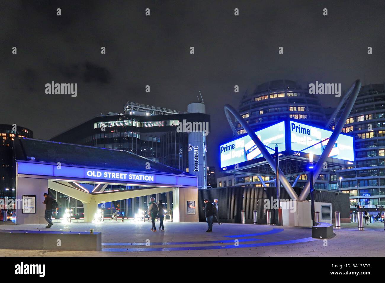 Nuovo ingresso alla stazione della metropolitana di Old Street, Londra, Regno Unito. Mostra gli edifici intorno alla famosa rotatoria del centro tecnologico e al gigantesco schermo pubblicitario sospeso. Foto Stock