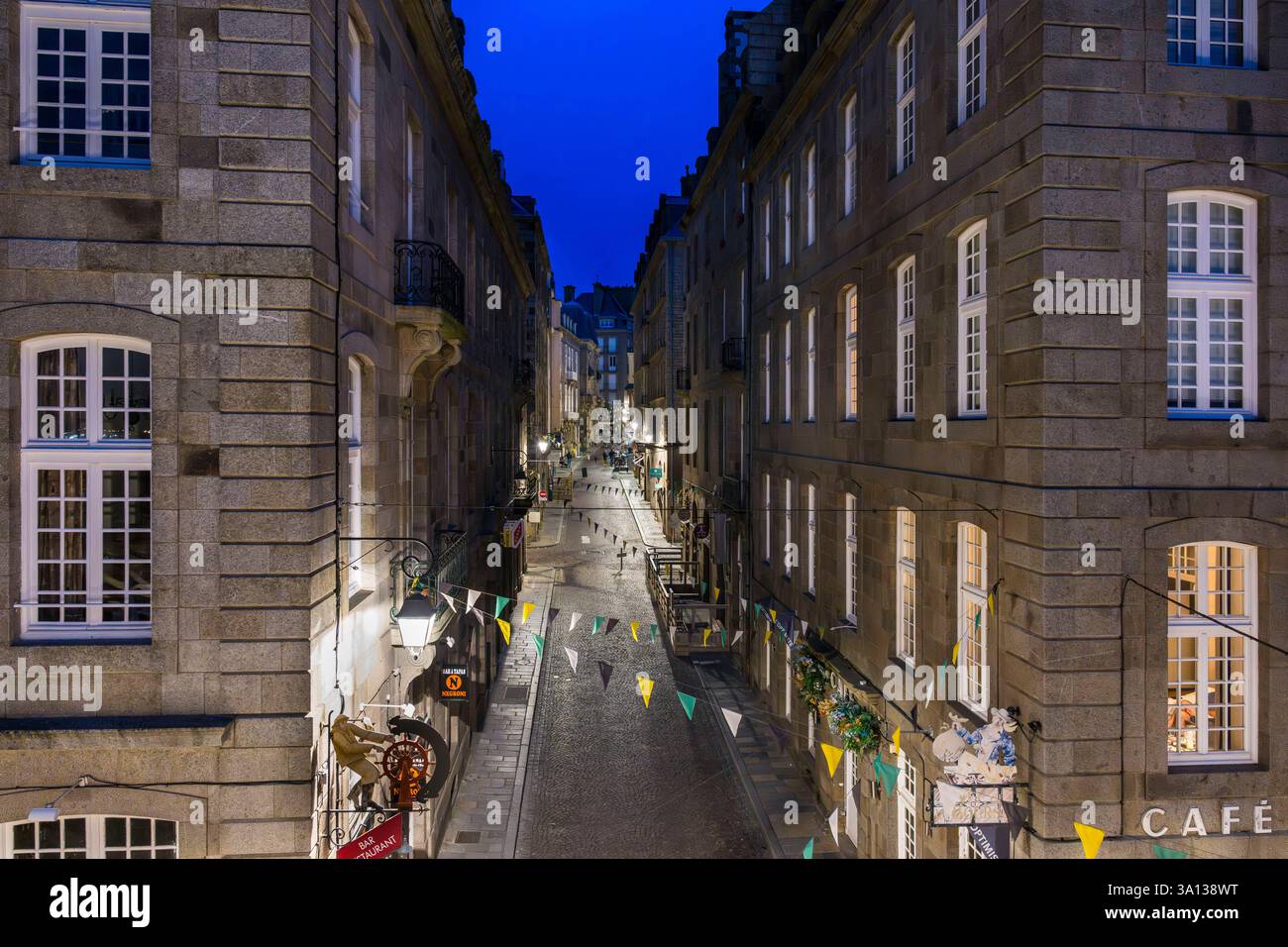 Francia, Ille et Vilaine, Costa d'Emeraude, Saint Malo Intra-muros, rue de Dinan all'interno dei bastioni Foto Stock