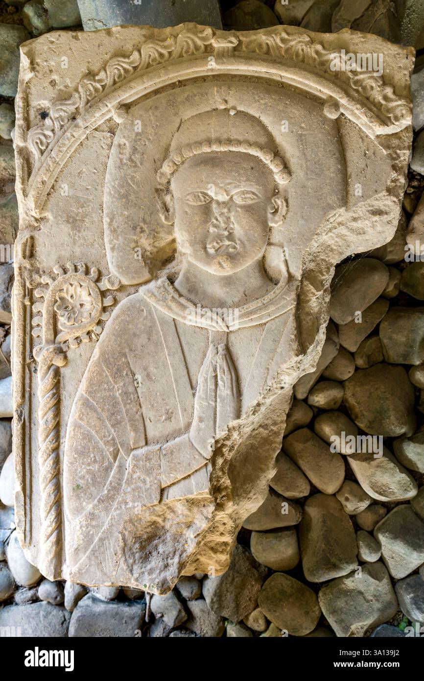 Francia, Cotes d'Armor, Paimpol, l'abbazia di Beauport del XIII secolo, casa capitolare, probabile figura supina di un abate dell'inizio del XIII secolo Foto Stock
