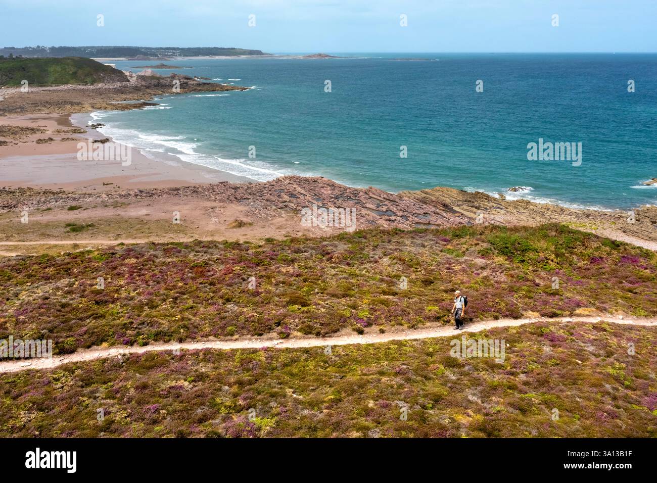 Francia, Cotes d'Armor, Grand Site de France Cap d'Erquy - Cap Frehel, Frehel, escursionisti sul percorso GR34 grande Randonnée sopra la Greve des Fosses (vista aerea) Foto Stock