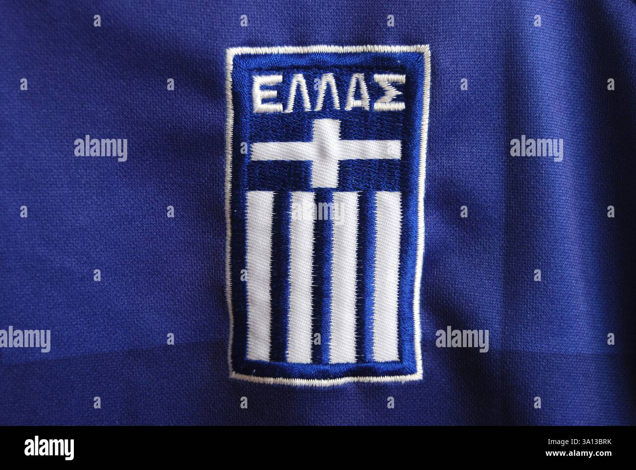 Foto ravvicinata del distintivo greco sulla camicia della casa Foto Stock