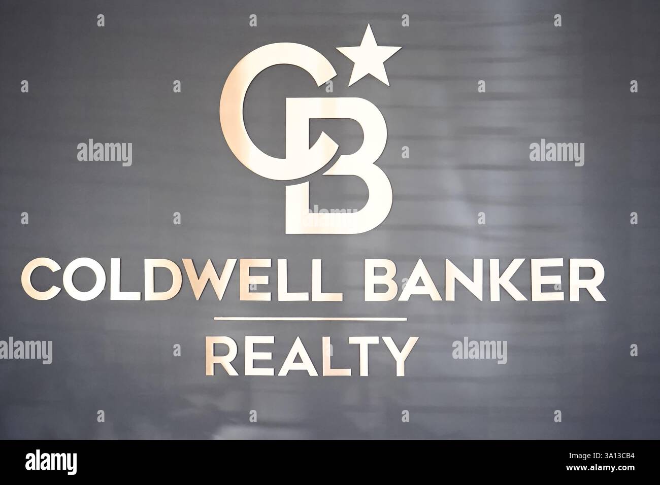Onolulu, HI - 31 dicembre 2024: Emblema dell'ufficio interno logo Coldwell Banker Realty. Il franchising Coldwell Banker è di proprietà di Anywhere Real Estate Foto Stock
