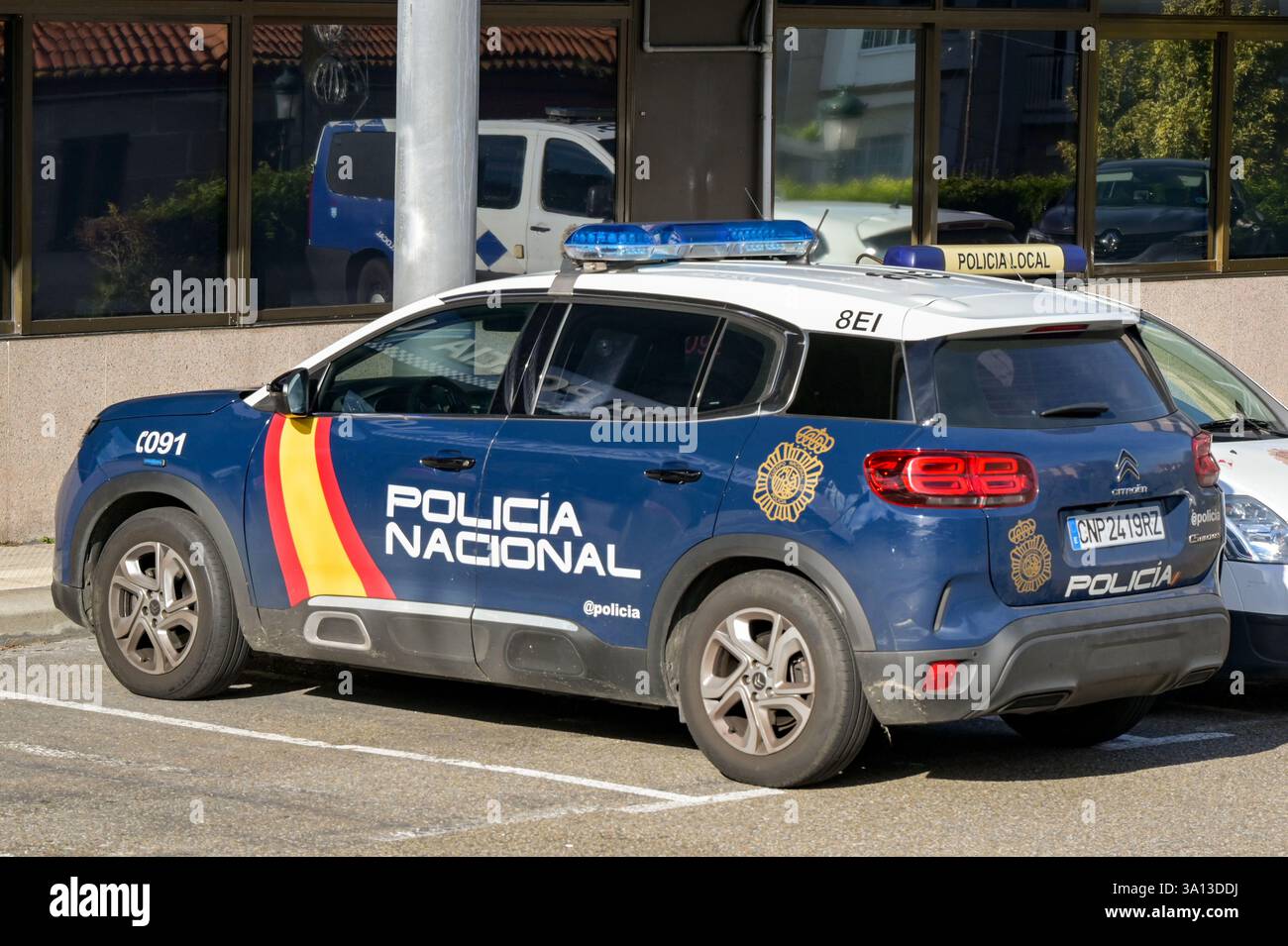 Vigo, Spagna - 14 gennaio 2025: Pattuglia della polizia nazionale parcheggiata fuori dalla stazione di polizia nel centro di Vigo. Foto Stock