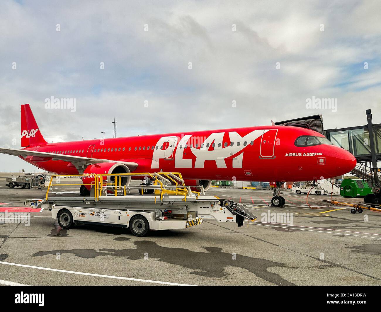 Keflavik, Islanda - 1 settembre 2024: Airbus A321 Neo operato da Play Airlines presso l'edificio del terminal dell'aeroporto di Keflavik. Foto Stock