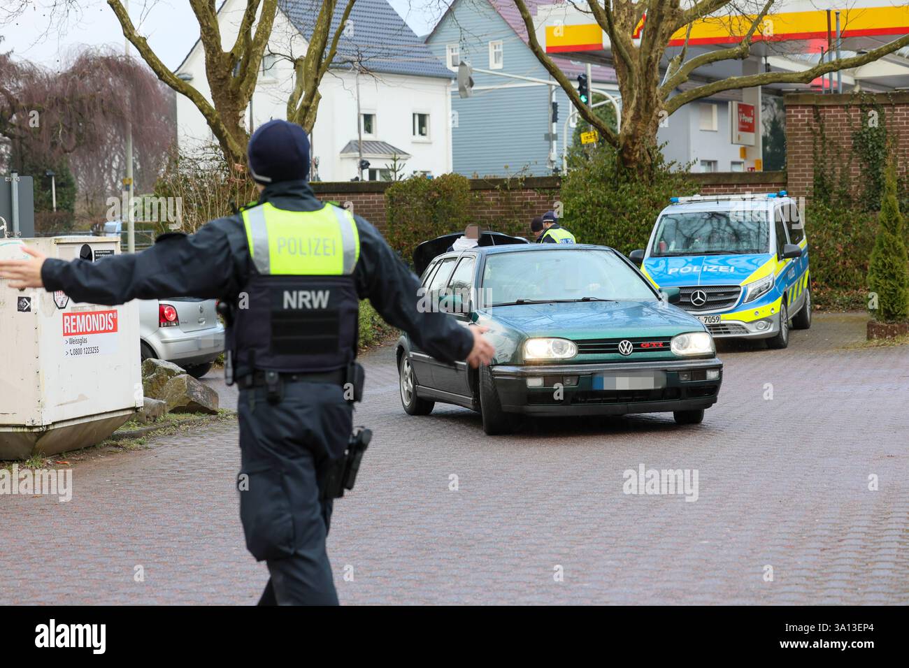 Große Kontrollaktion gegen Straßenkriminalität und Messergewalt in Solingen IM Stadtgebiet Solingen führte die Solinger Polizei ab Freitagmittag 28.02.2025 umfangreiche Kontrollmaßnahmen an verschiedenen Stellen durch. Die größte Kontrollstelle richteten die Beamten direkt zu Beginn der mehrstündigen Aktion an der Neuenkamper Straße B229 ein und zogen dutzende Fahrzeuge unterhalb des Peter-Höfer-Platzes auf einem Parkplatz raus und führten Kontrollen durch. Nach Angaben von Polizeisprecher Andreas Reuter drehten sich die Kontrollen rund um das Thema Straßenkriminalität, Messergewalt und sonst Foto Stock