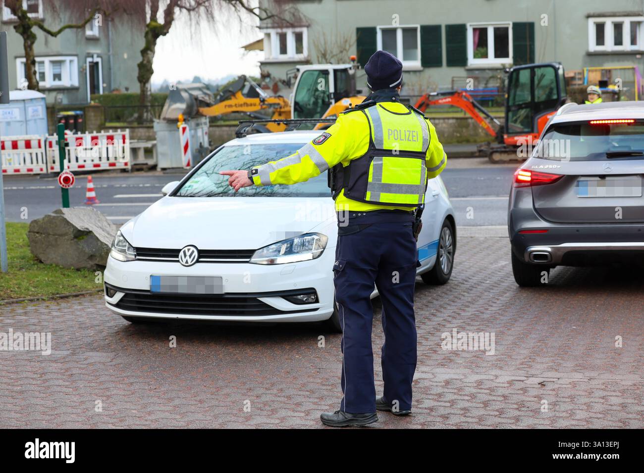 Große Kontrollaktion gegen Straßenkriminalität und Messergewalt in Solingen IM Stadtgebiet Solingen führte die Solinger Polizei ab Freitagmittag 28.02.2025 umfangreiche Kontrollmaßnahmen an verschiedenen Stellen durch. Die größte Kontrollstelle richteten die Beamten direkt zu Beginn der mehrstündigen Aktion an der Neuenkamper Straße B229 ein und zogen dutzende Fahrzeuge unterhalb des Peter-Höfer-Platzes auf einem Parkplatz raus und führten Kontrollen durch. Nach Angaben von Polizeisprecher Andreas Reuter drehten sich die Kontrollen rund um das Thema Straßenkriminalität, Messergewalt und sonst Foto Stock