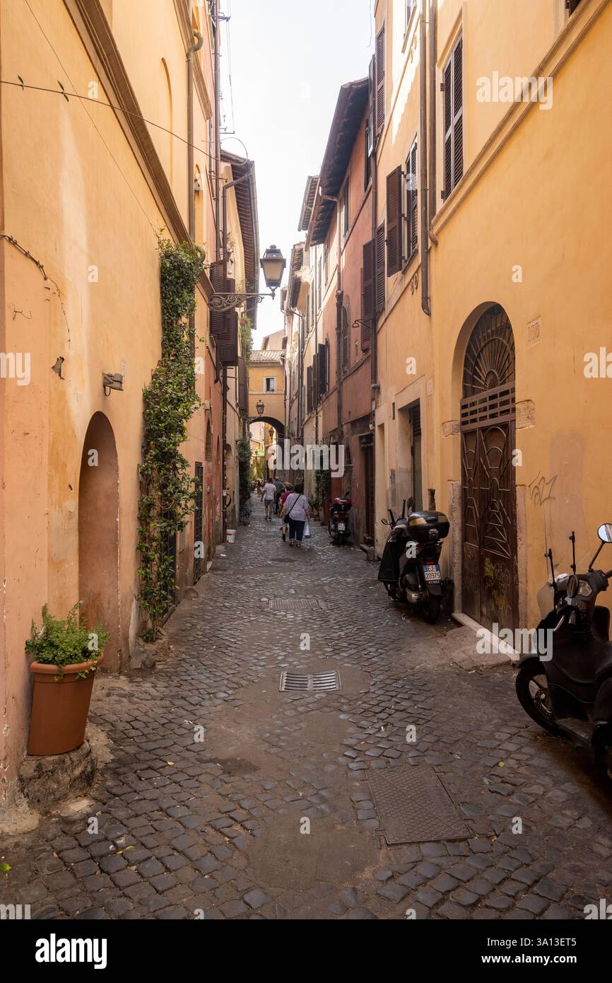 Strada stretta a Roma Foto Stock
