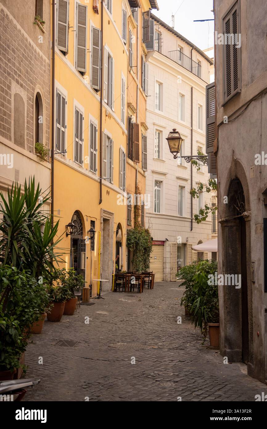 Strada stretta a Roma Foto Stock