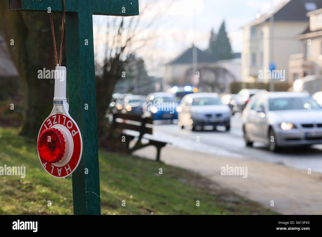 Große Kontrollaktion gegen Straßenkriminalität und Messergewalt in Solingen IM Stadtgebiet Solingen führte die Solinger Polizei ab Freitagmittag 28.02.2025 umfangreiche Kontrollmaßnahmen an verschiedenen Stellen durch. Die größte Kontrollstelle richteten die Beamten direkt zu Beginn der mehrstündigen Aktion an der Neuenkamper Straße B229 ein und zogen dutzende Fahrzeuge unterhalb des Peter-Höfer-Platzes auf einem Parkplatz raus und führten Kontrollen durch. Nach Angaben von Polizeisprecher Andreas Reuter drehten sich die Kontrollen rund um das Thema Straßenkriminalität, Messergewalt und sonst Foto Stock