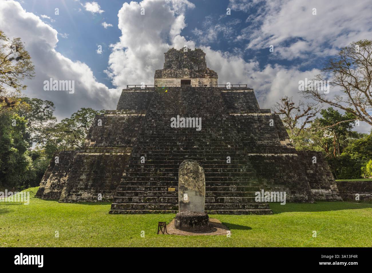 Il Tempio Maya II al Parco Nazionale di Tikal, Guatemala, America centrale Foto Stock