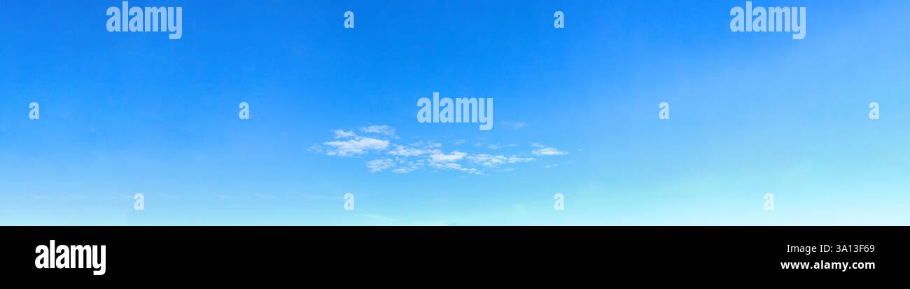 immagine panoramica ad alta risoluzione di un vasto cielo blu con poche nuvole bianche sparse, perfetta per l'uso come sfondo o sfondo. Foto Stock