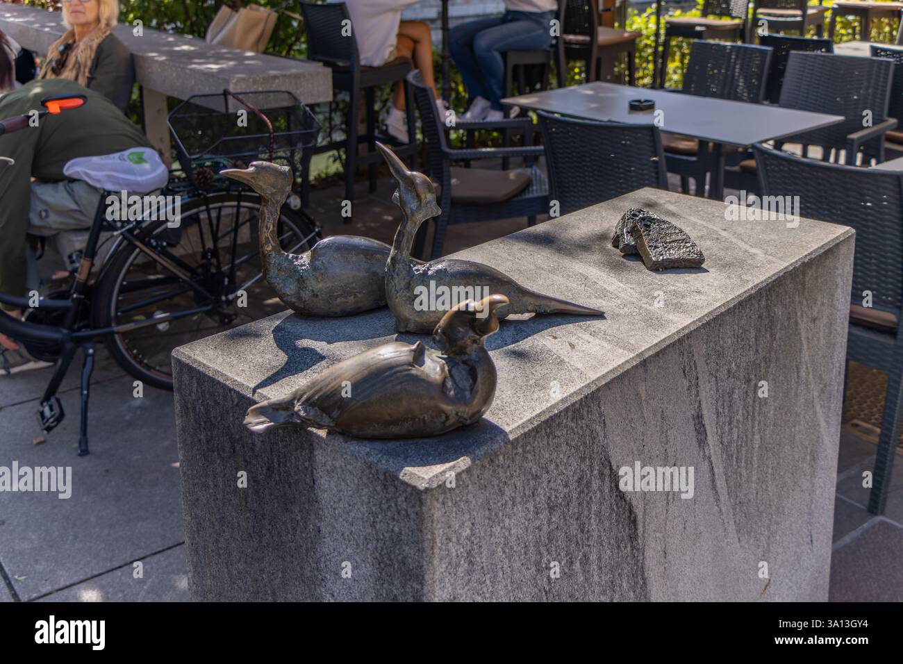 Lubiana, Slovenia. Statue di uccelli metallici sul ponte del macellaio, Lubiana, Slovenia Foto Stock